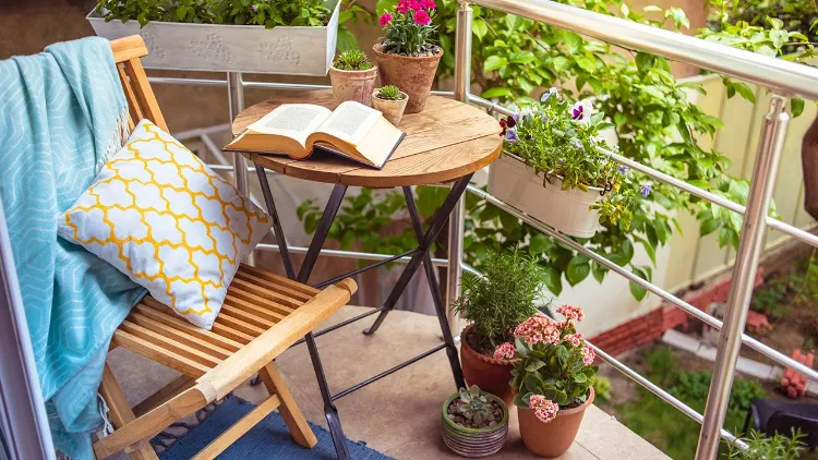 comment aménager son balcon plantes meubles