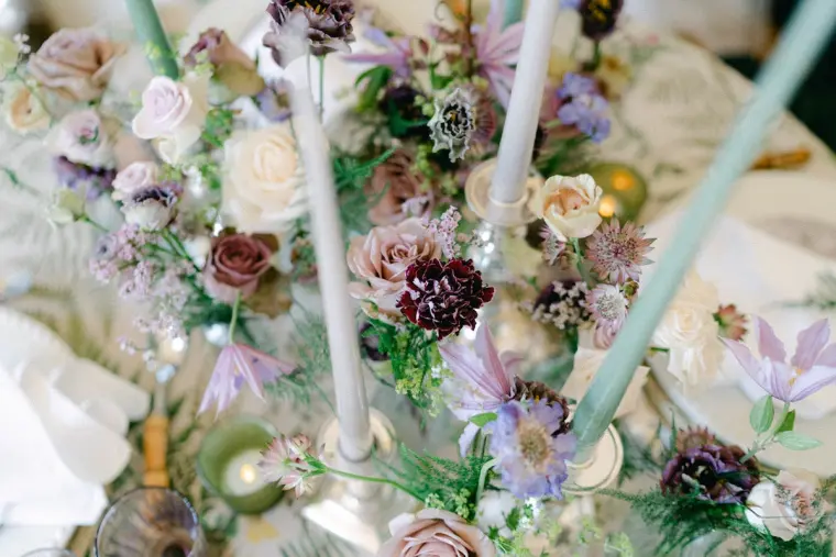 décoration table fleurs avec bougies pour mariage 2022