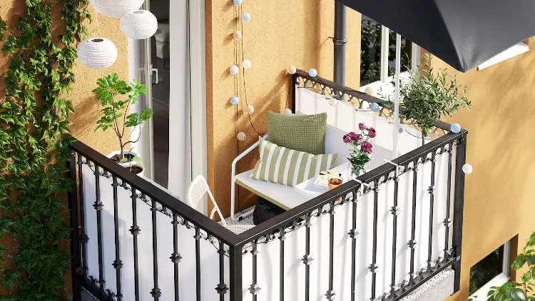 petit balcon table fauteuils