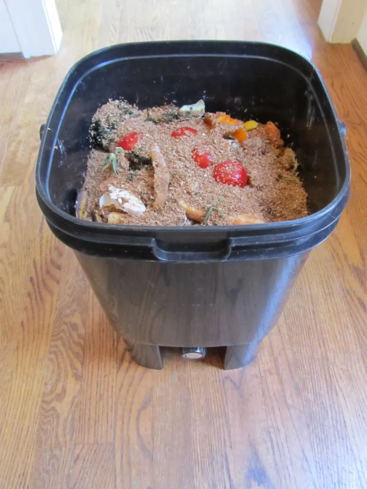 remplir seau compostage Bokashi