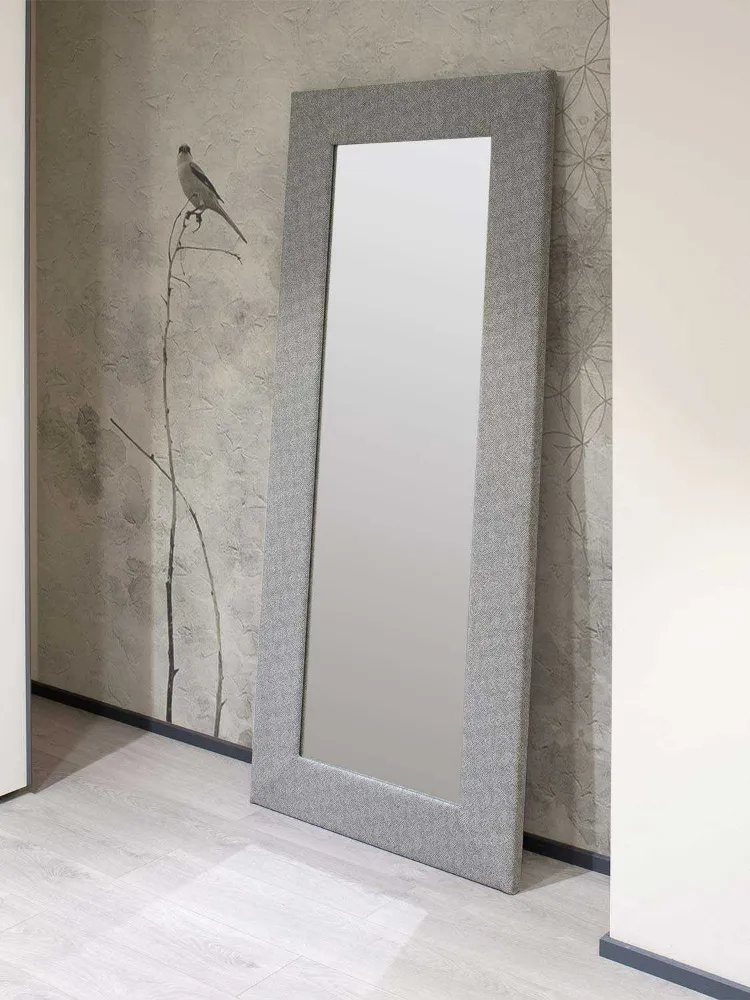 style terne gris avec miroir