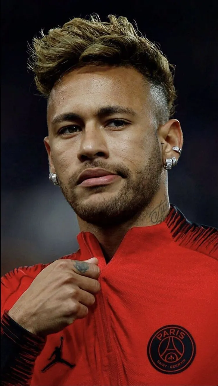 Neymar coupe de cheveux mèches blondes