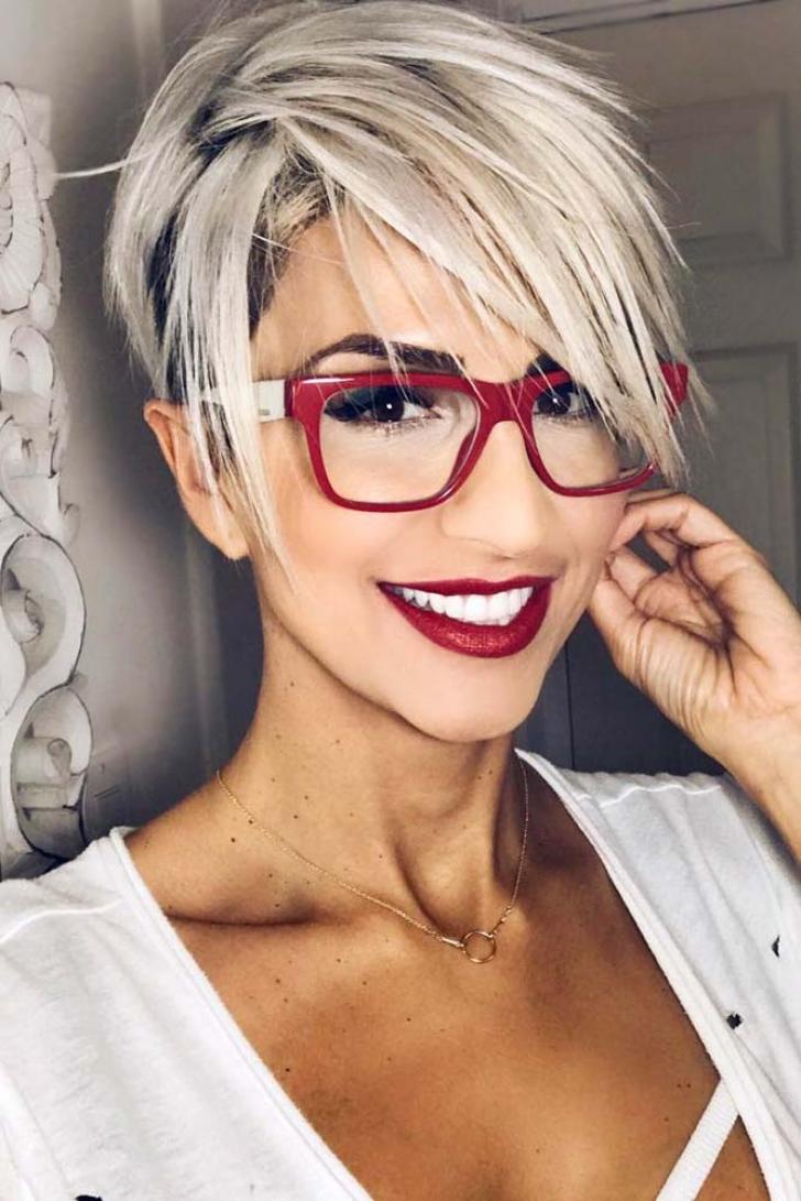 Pixie coupe courte pour femme avec lunettes