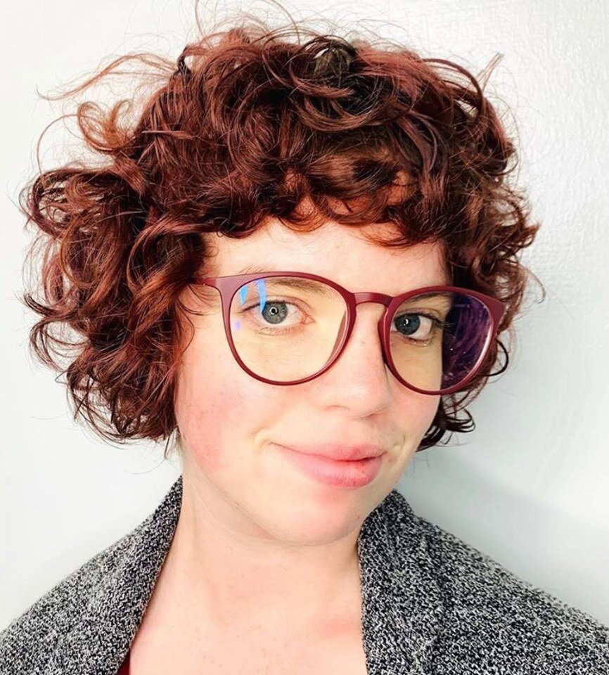 coiffure cheveux bouclés courts avec lunettes
