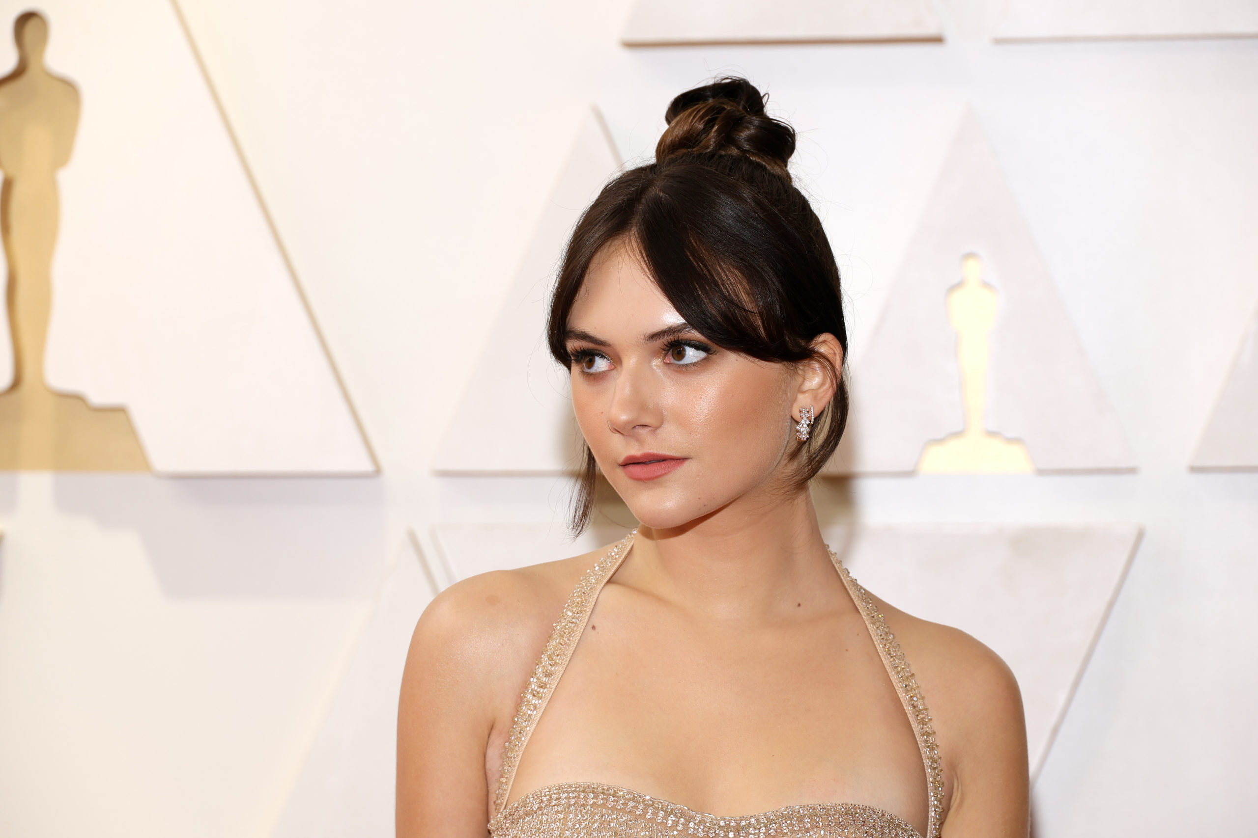coiffure facile à faire seule chignon haut avec frange