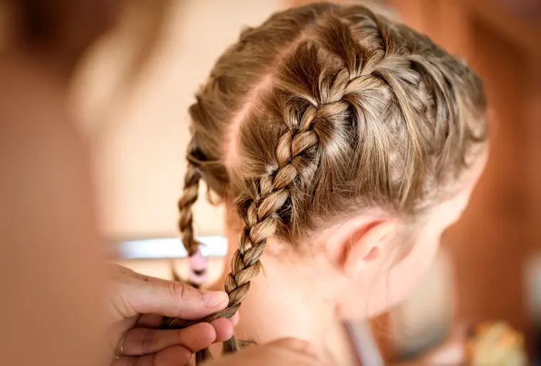 coiffure petite fille tresse collée 