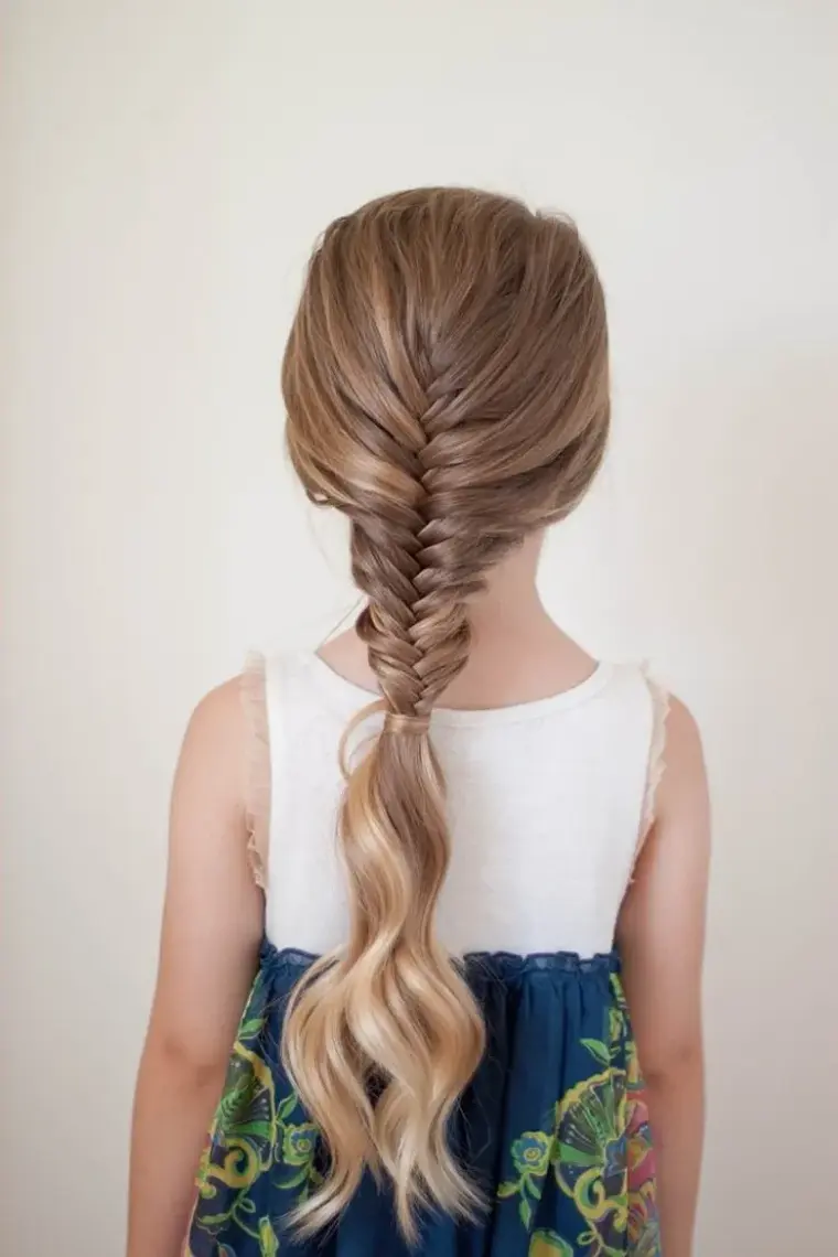 coiffure petite fille tresse demie arête poisson élégante