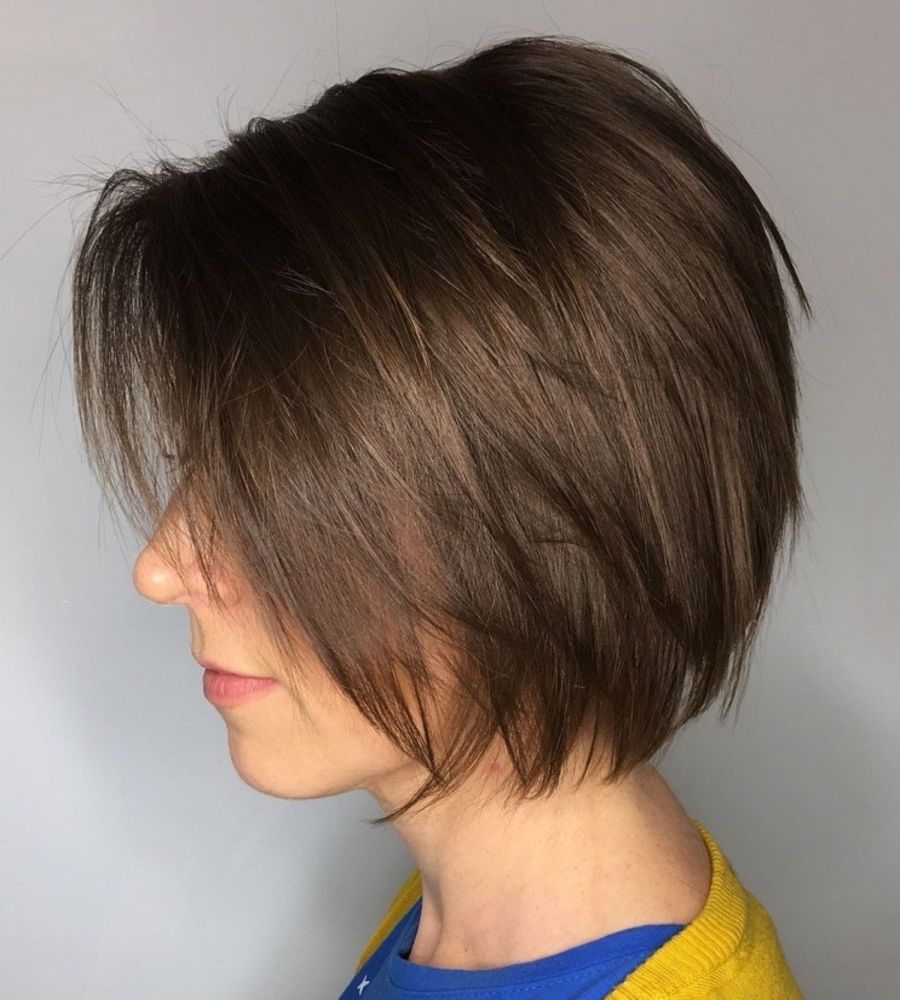 coupe carré court cheveux bruns frange fine
