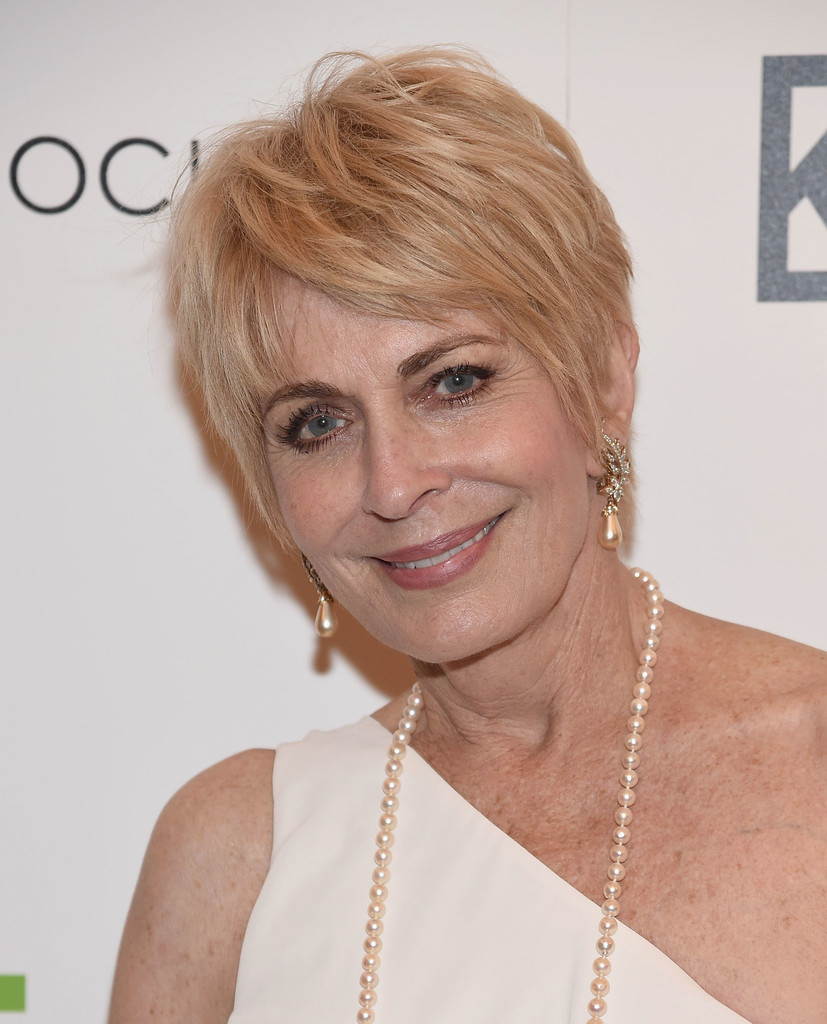 coupe courte au rasoir femme de 60 ans cheveux blancs