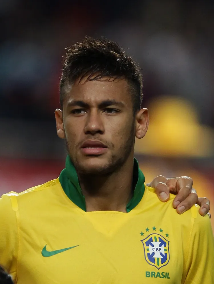 court sur côtés long dessus Neymar