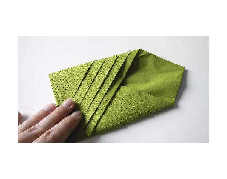 modèle pliage serviette papier dans assiette