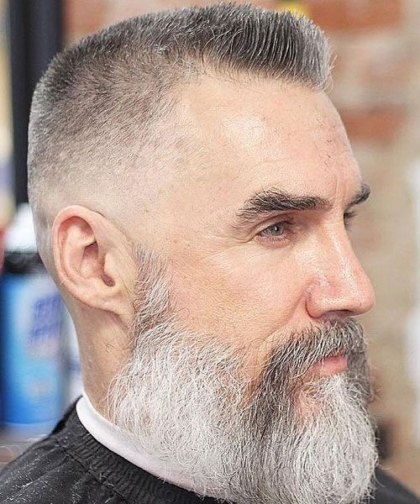 Un dégradé chauve avec une coupe crew et une barbe longue