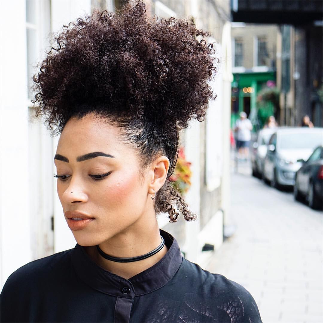 coiffure cheveux bouclés attachés haut