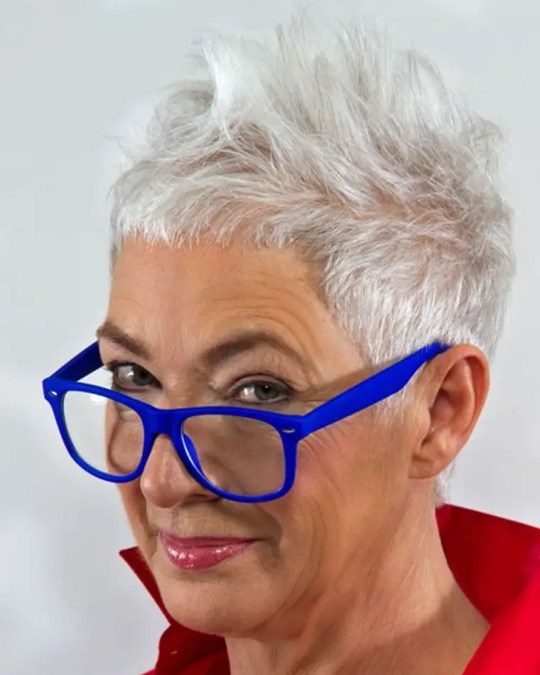 coupe de cheveux court femme 60 ans avec lunettes faux hawk