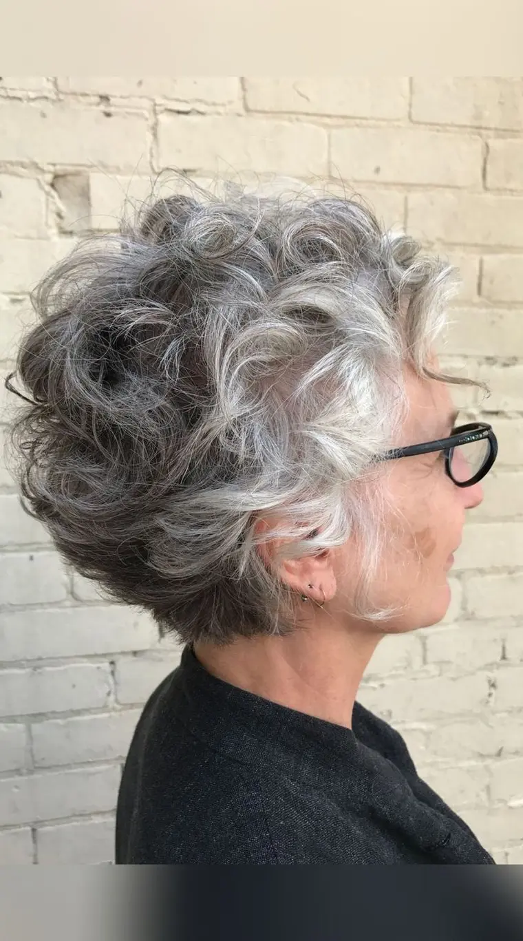 idée coiffure cheveux bouclés femme 60 ans