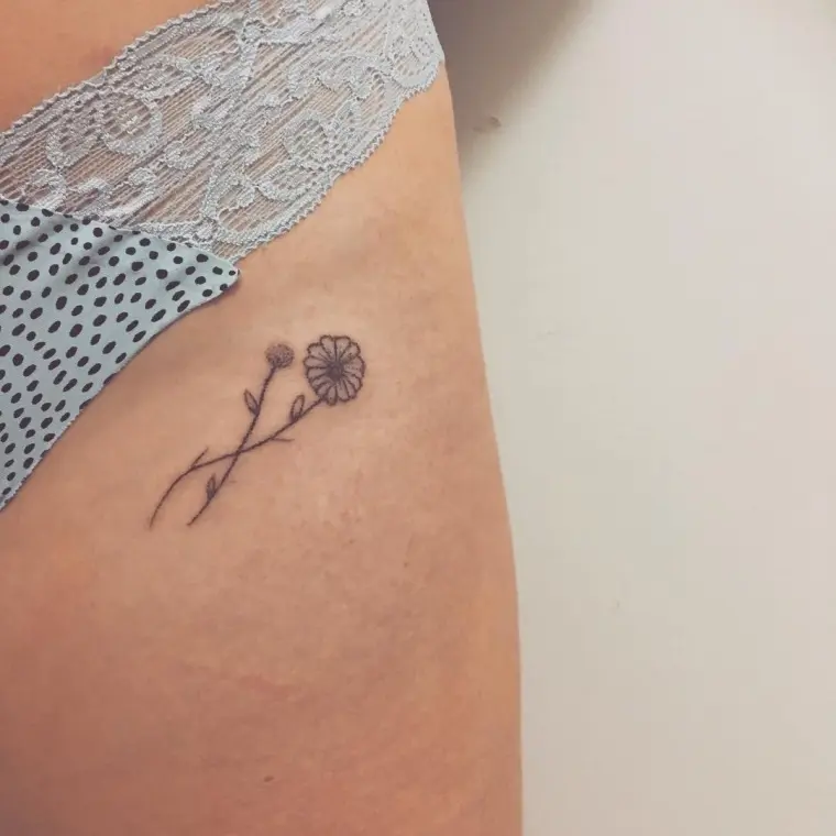 tatouage discret amour fleur