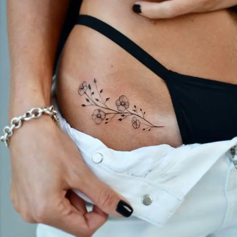 tatouage discret signification hanche