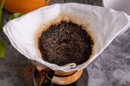 comment utiliser le marc de café au jardin en tant que paillis