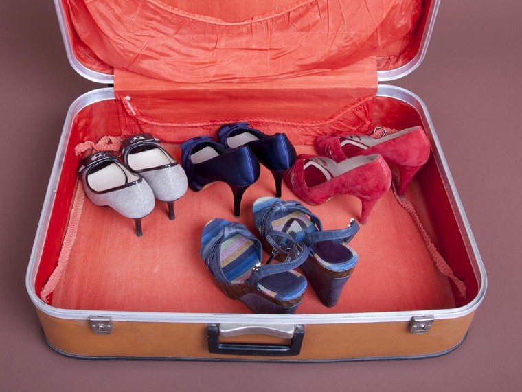 astuces comment ranger ses chaussures dans une valise