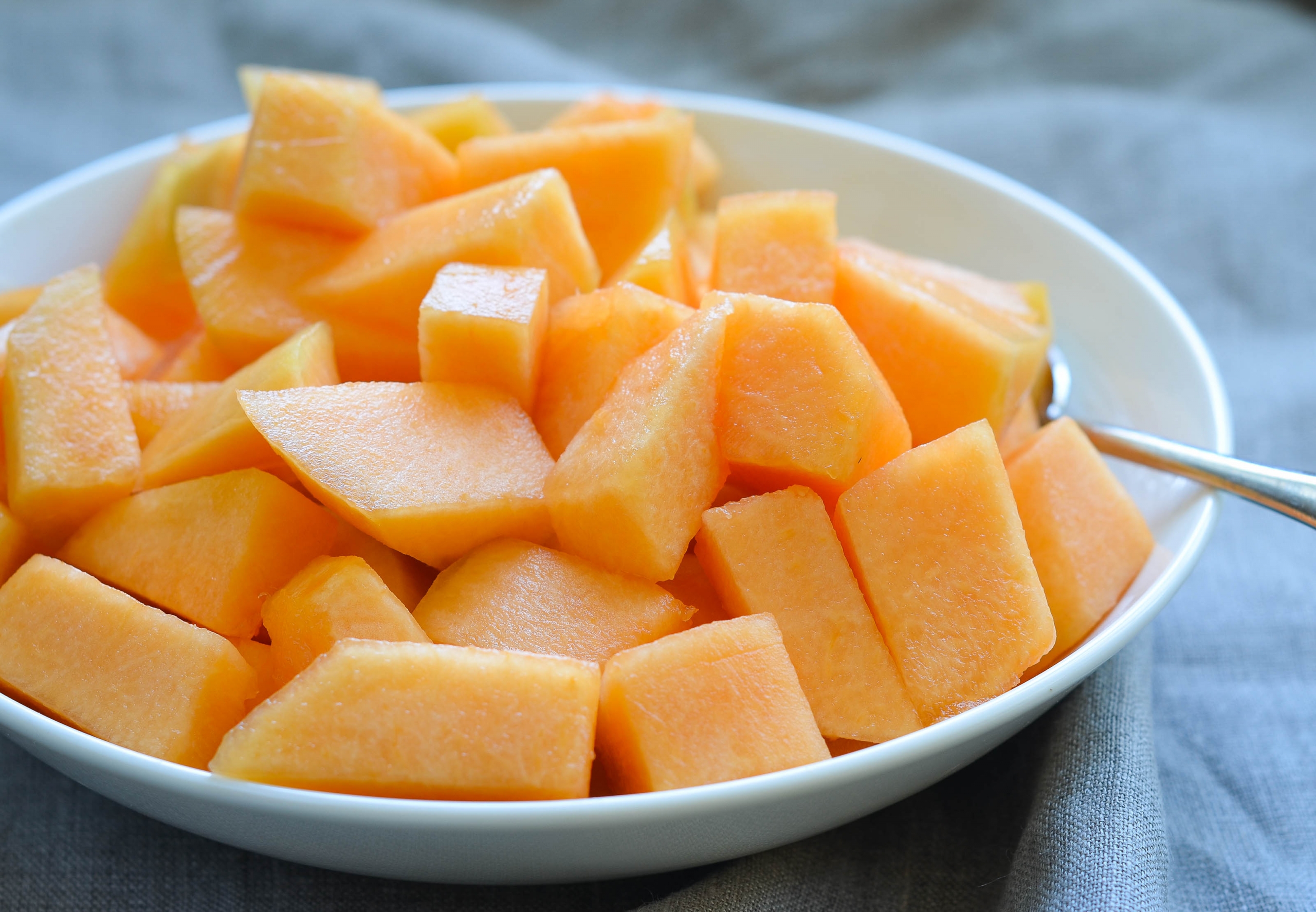 couper melon jaune en cubes