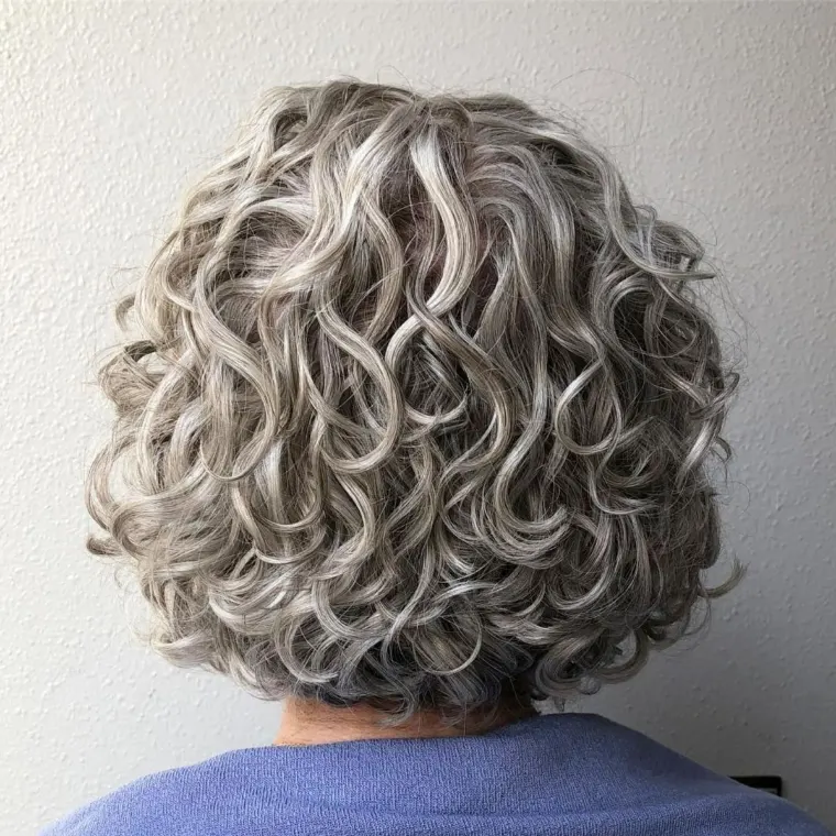 bob frisé cheveux gris