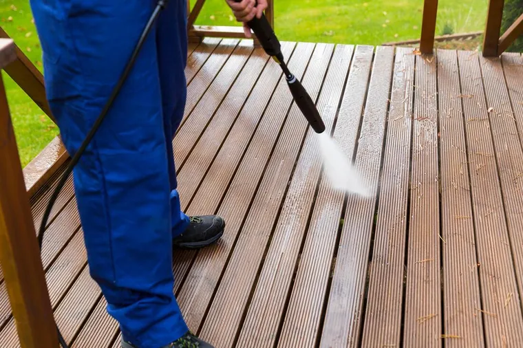 protéger une terrasse en bois avant l'hiver nettoyage