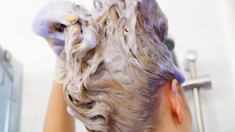 shampooing violet cheveux clairs