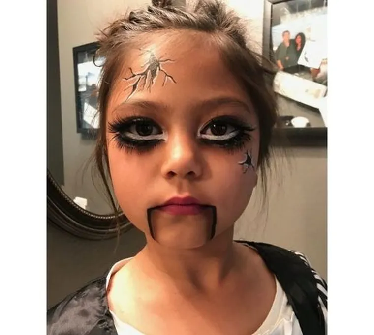 Maquillage d'Halloween pour enfants en poupée effrayante