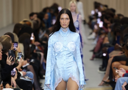 bella hadid tendance couleur bleu femme printemps 2023