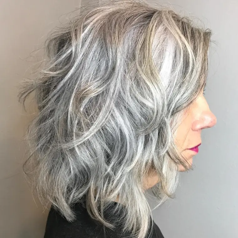 cheveux mi-longs tendance coiffure femme 50 ans 2022