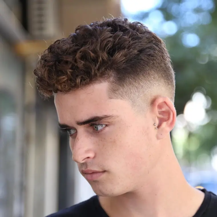 coupe cheveux 2022 homme tendance courte bouclé