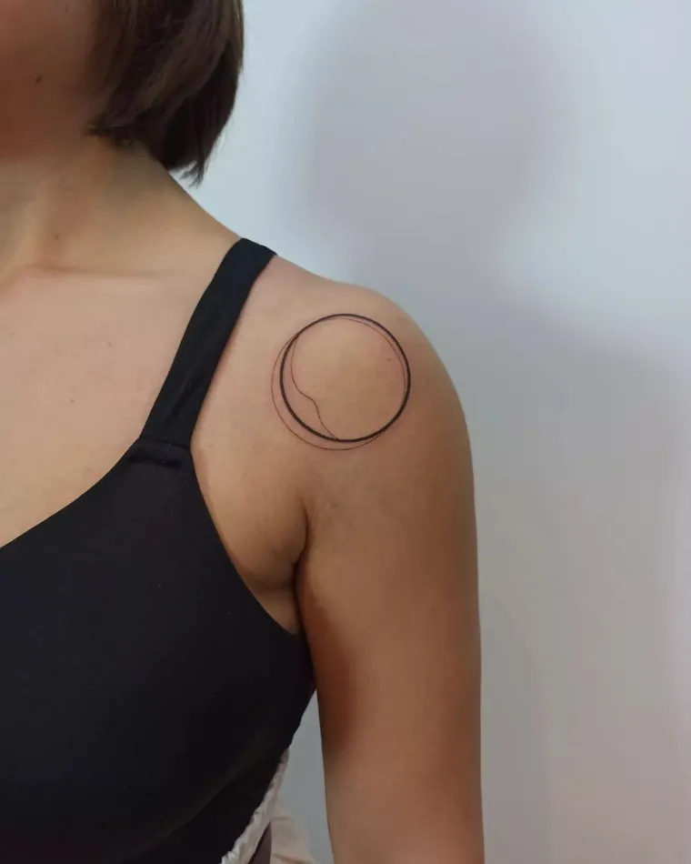 tatouages minimalistes tendance encre noir
