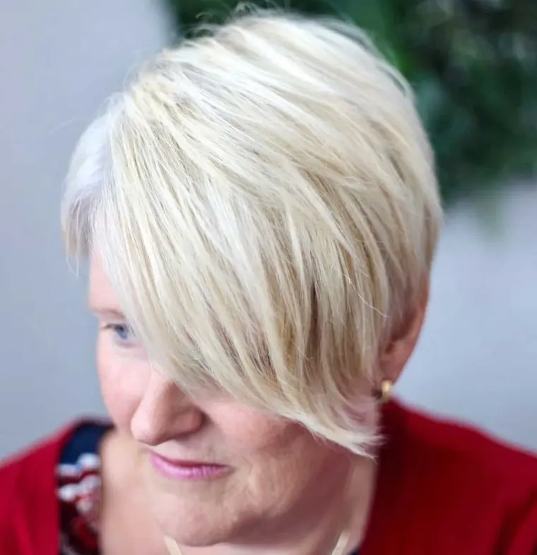 coiffure courte femme cheveux blancs 50 ans plus frange longue