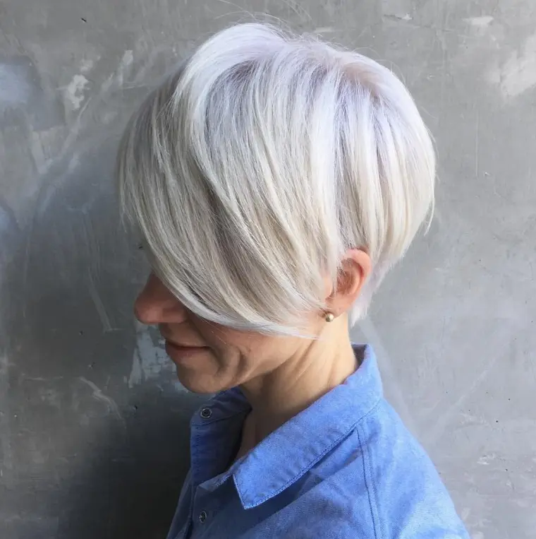 coiffure courte pour cheveux gris et blancs pixie avec frange femme 50 ans