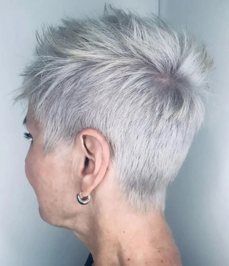 coiffure courte pour cheveux gris et blancs pixie faux hawk tendance 2022