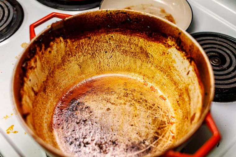 comment nettoyer une casserole brûlée