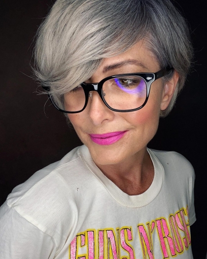 coupe courte femme cheveux gris texturisée tendance