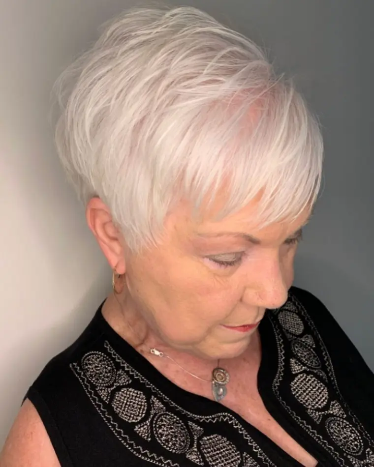 coupe de cheveux femme 70 ans pixie pour cheveux gris