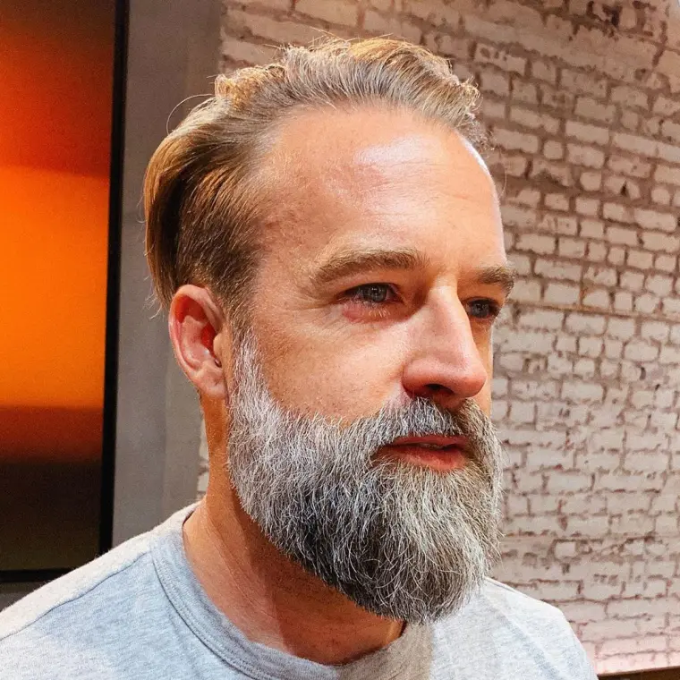 coupe de cheveux homme de 60 ans cheveux gris barbe longue tendance 2022
