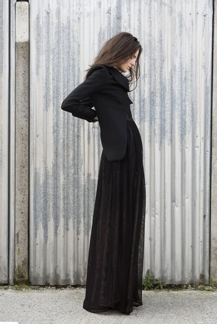tenue élégante femme en noir tendance