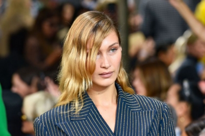 bella hadid blond avec racine foncée