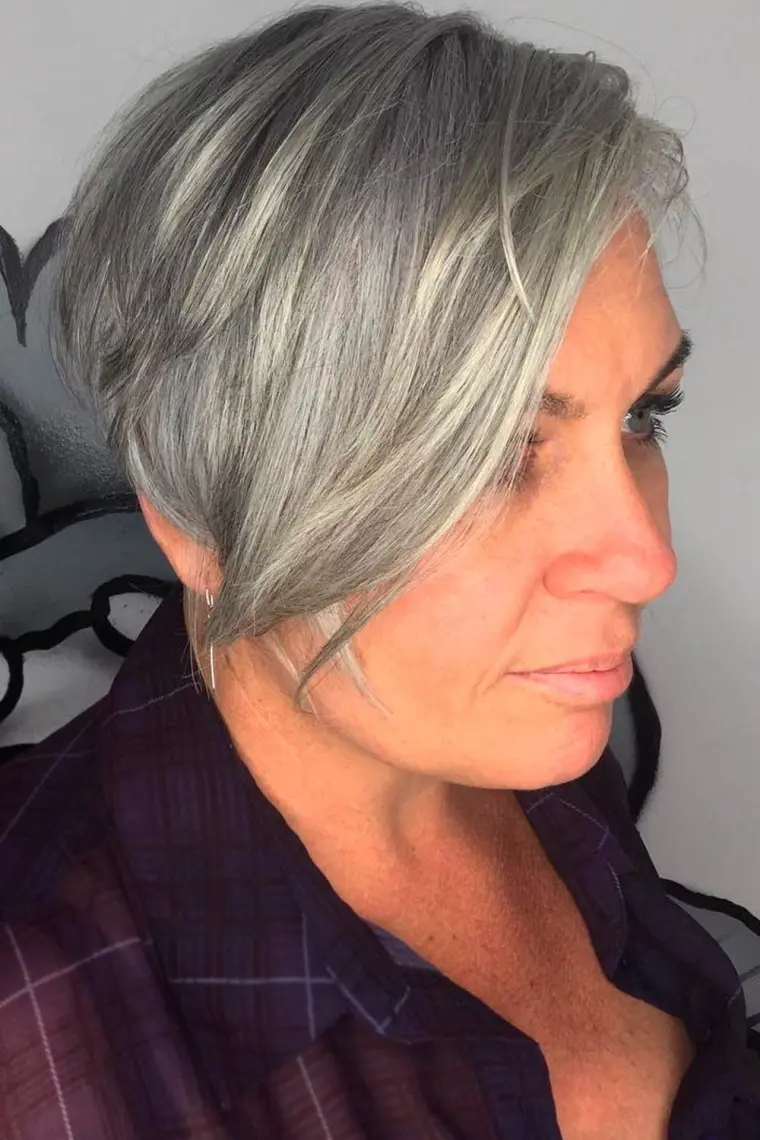 coiffure tendance après 50 ans shaggy pixie cheveux gris
