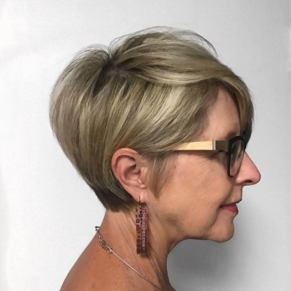 coupe de cheveux femme 60 ans avec lunettes pour cheveux fins