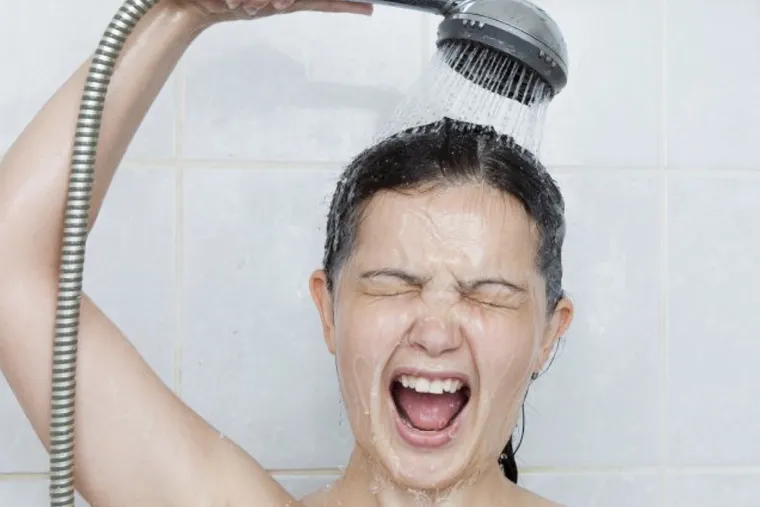 Baissez la température de l'eau lorsque vous douchez vos cheveux en hiver