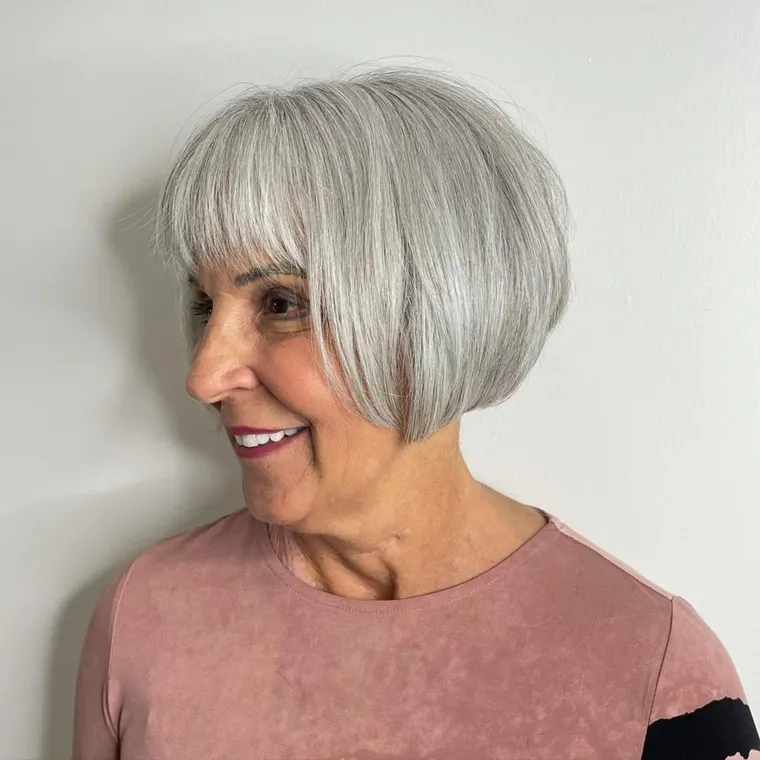 Bob court dégradé avec une frange arrondie - une des coiffures préférées pour les femmes de plus de 60 ans