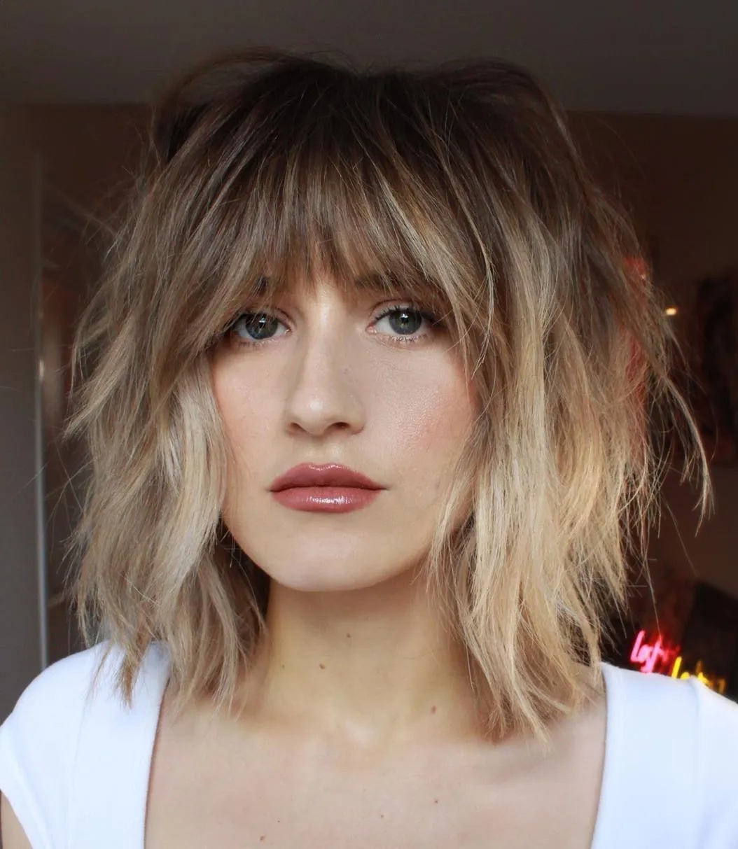 bottleneck bangs épaisse coiffure courte tendance