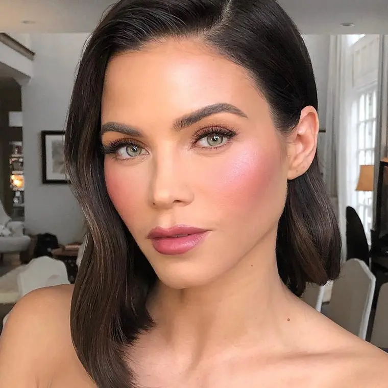 coupe carré court mi-long avec la raie au milieu