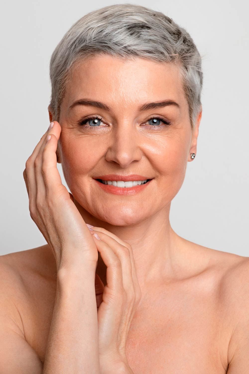 coupe courte pour cheveux gris tendance femme 60 ans
