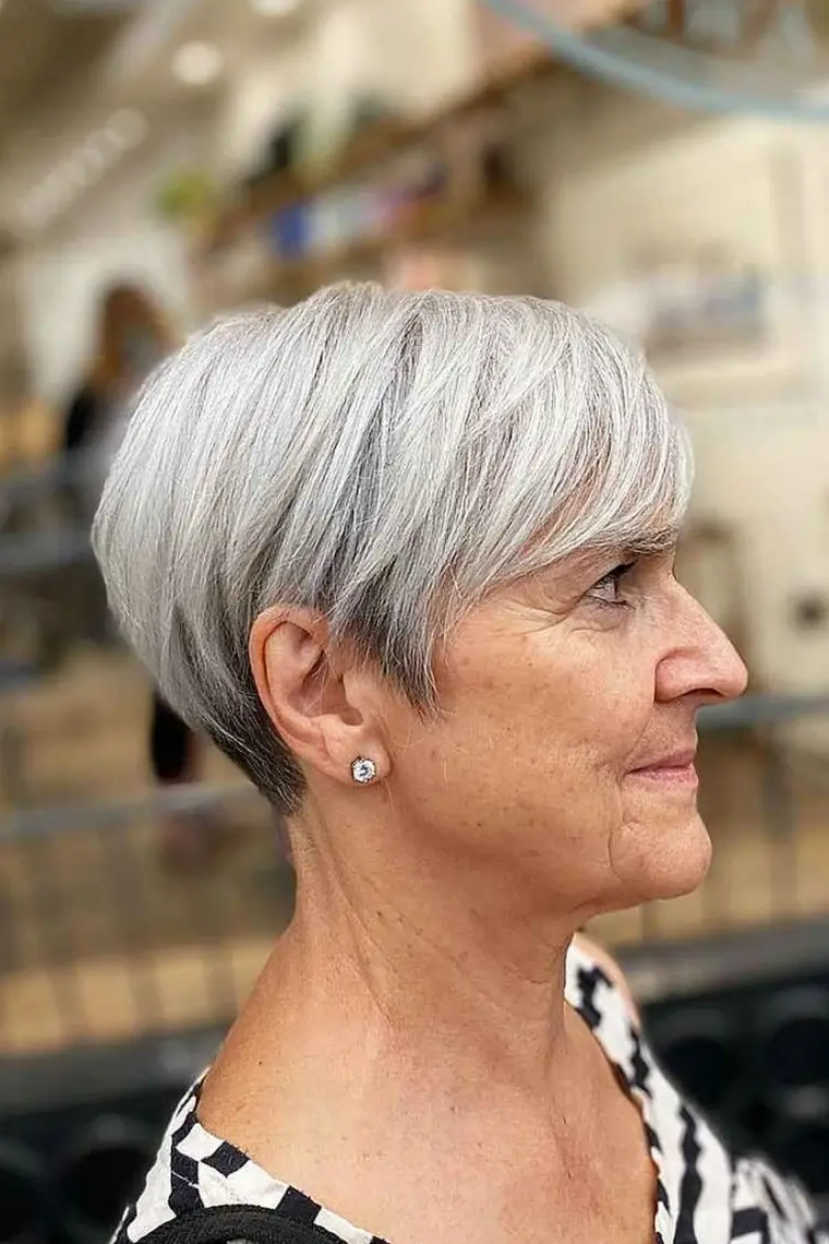 coupe courte pour femme cheveux gris 70 ans