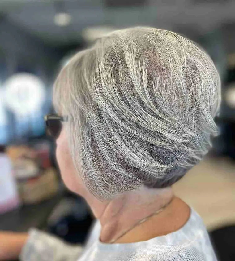 coupe de cheveux carré court femme 70 ans cheveux gris